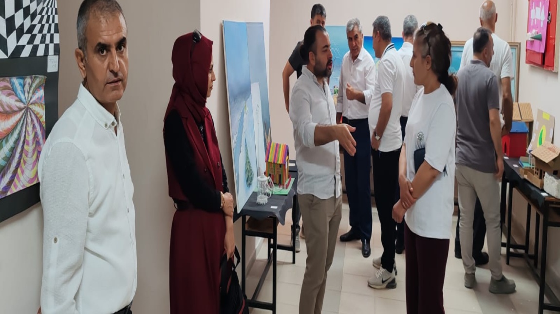 Sene Sonu Resim ve Teknoloji Tasarım Dersi Çalışmaları Sergilendi